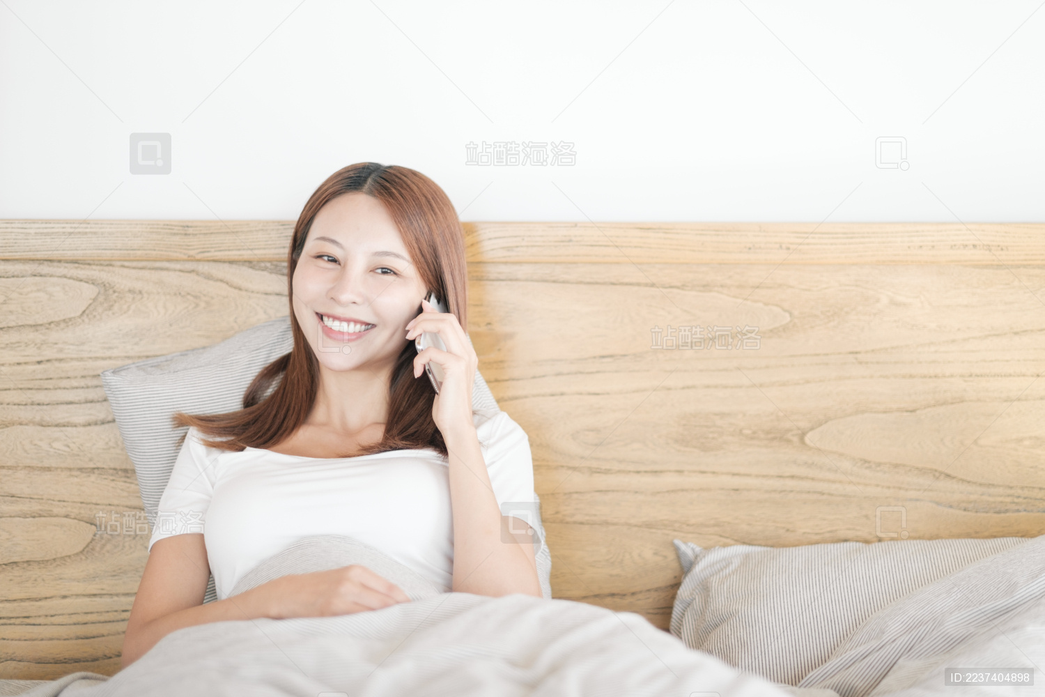 穿着白色半袖的年轻东方女性生活人像