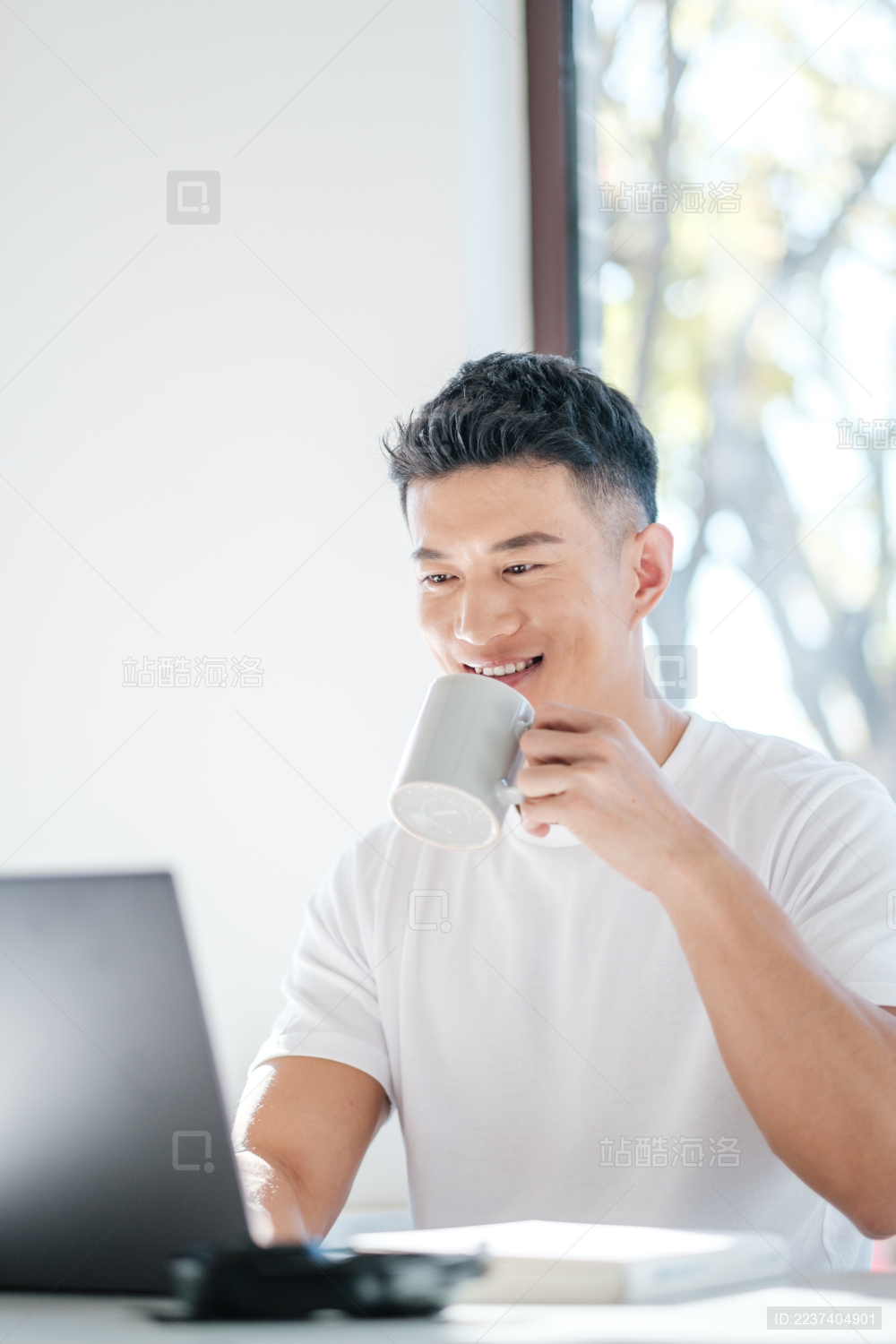 穿着白色半袖的年轻东方男性生活人像