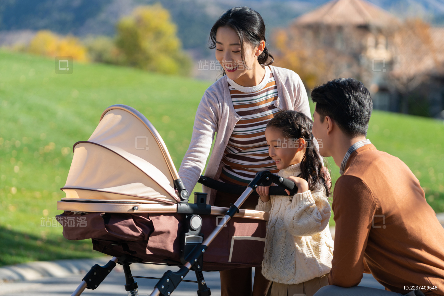 年轻家庭推着婴儿车散步-蓝牛仔影像-中国原创广告影像素材