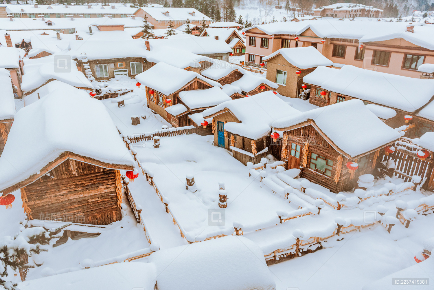 冬天屋顶上的积雪雪景摄影图高清摄影大图-千库网