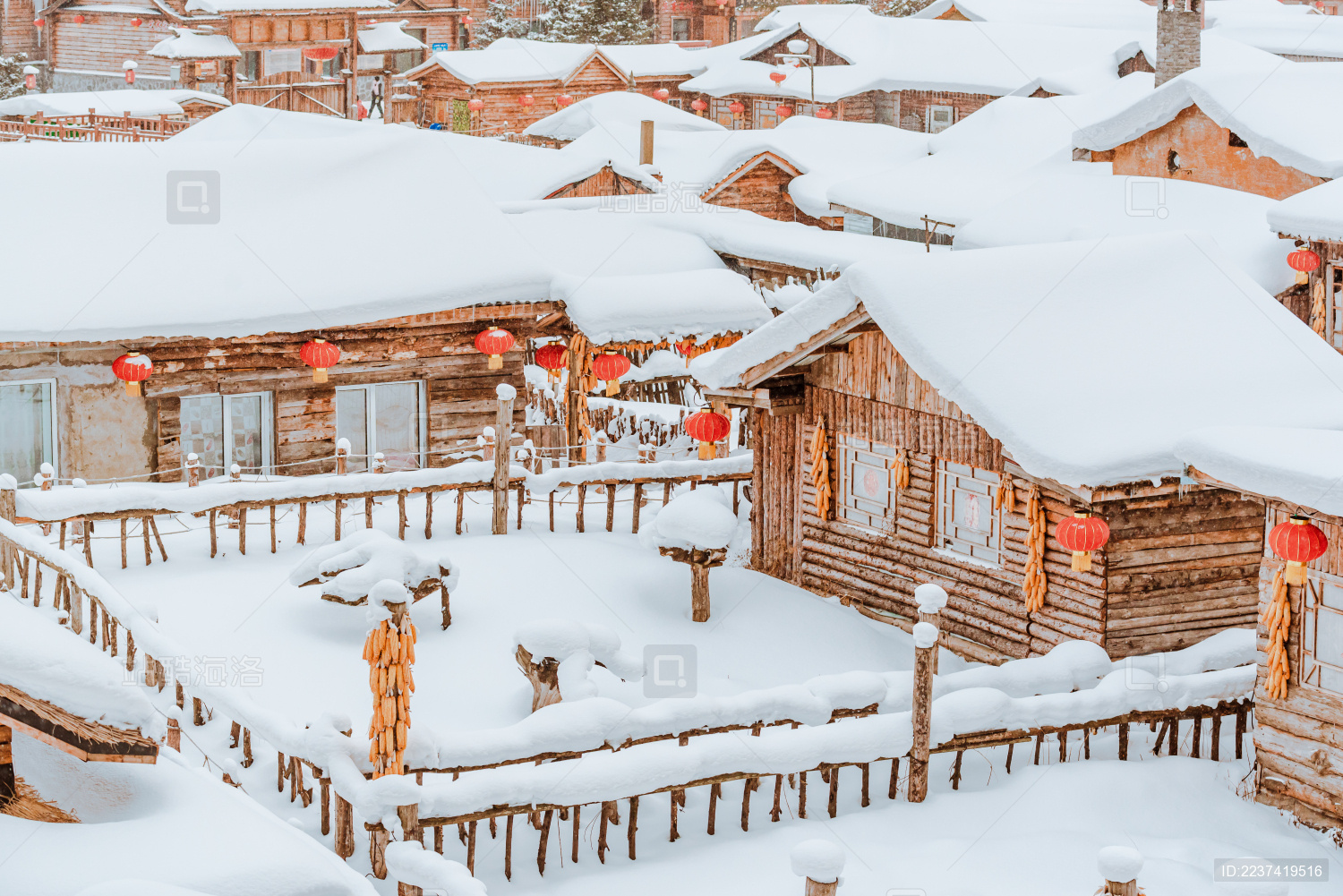 中国东北雪乡冬季积雪的小木屋