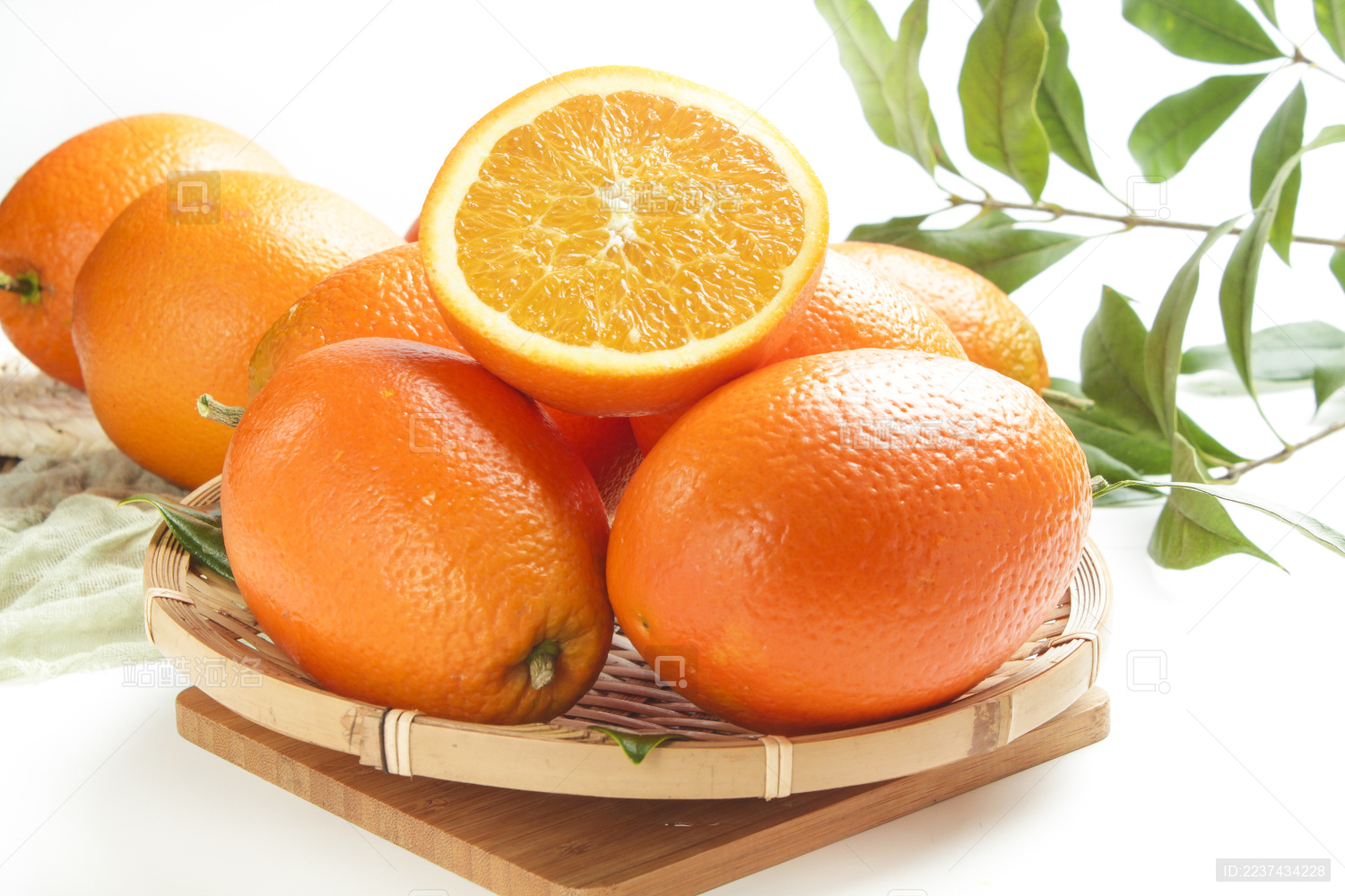 木底垫子上放着一筐纽荷尔脐橙和脐橙切面
