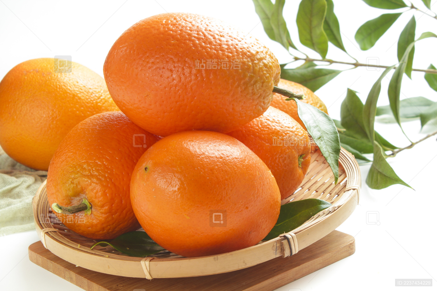 木底垫子上放着一筐纽荷尔脐橙和脐橙切面