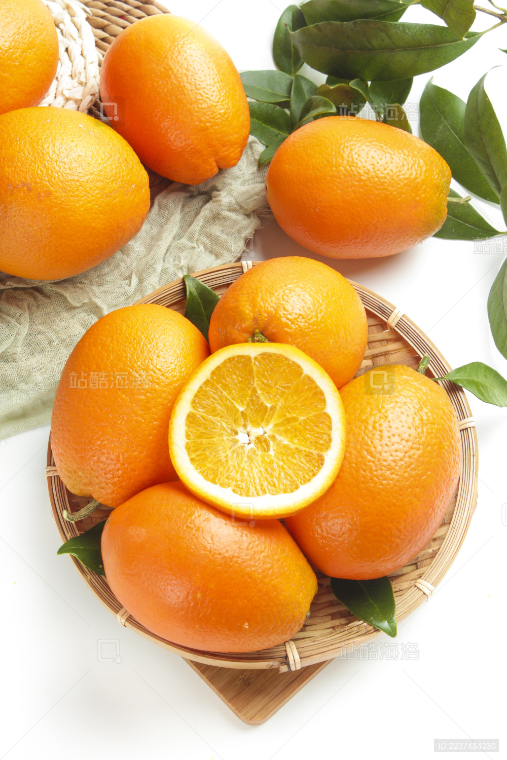 木底垫子上放着一筐纽荷尔脐橙和脐橙切面
