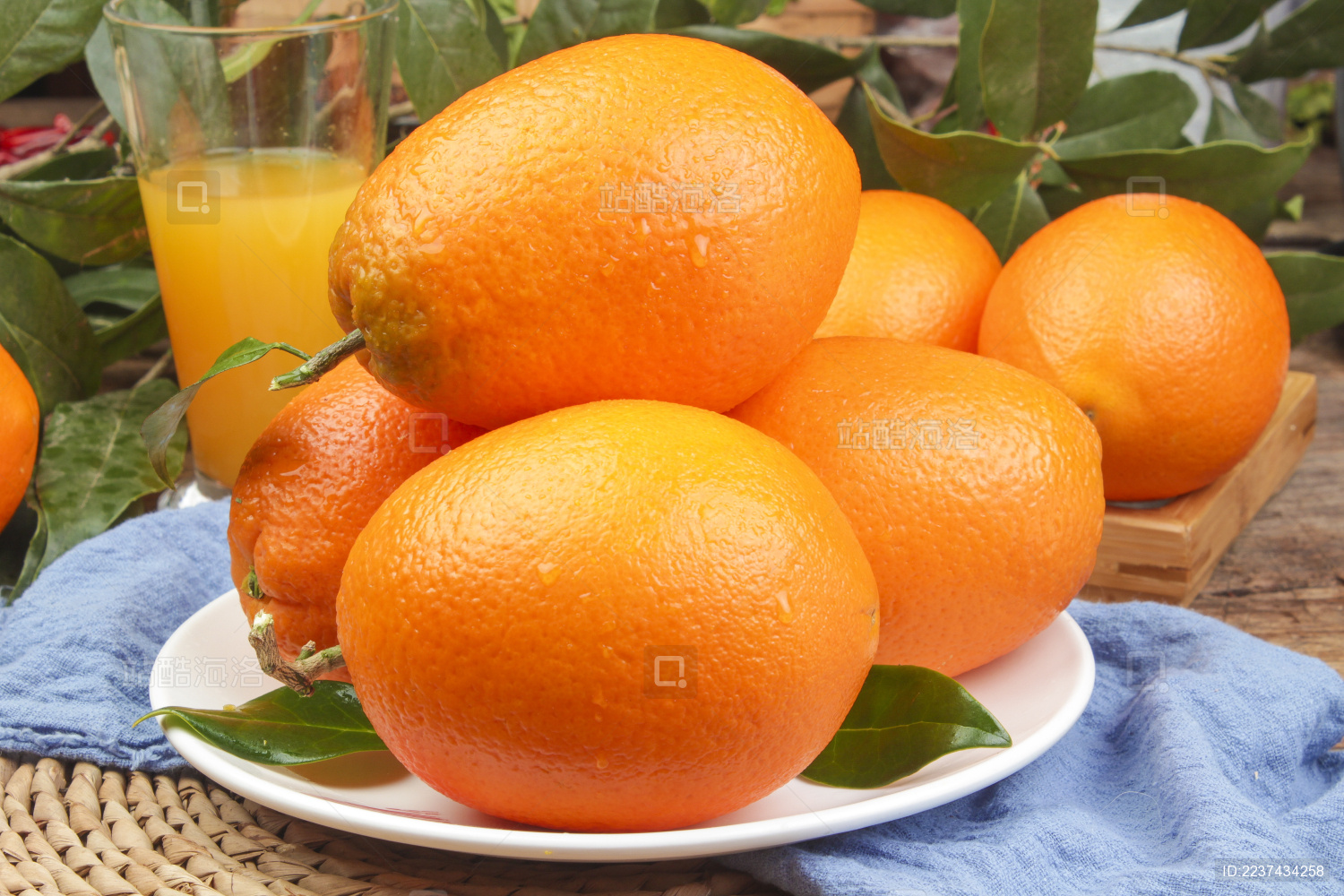 藤编上放着一盘纽荷尔脐橙