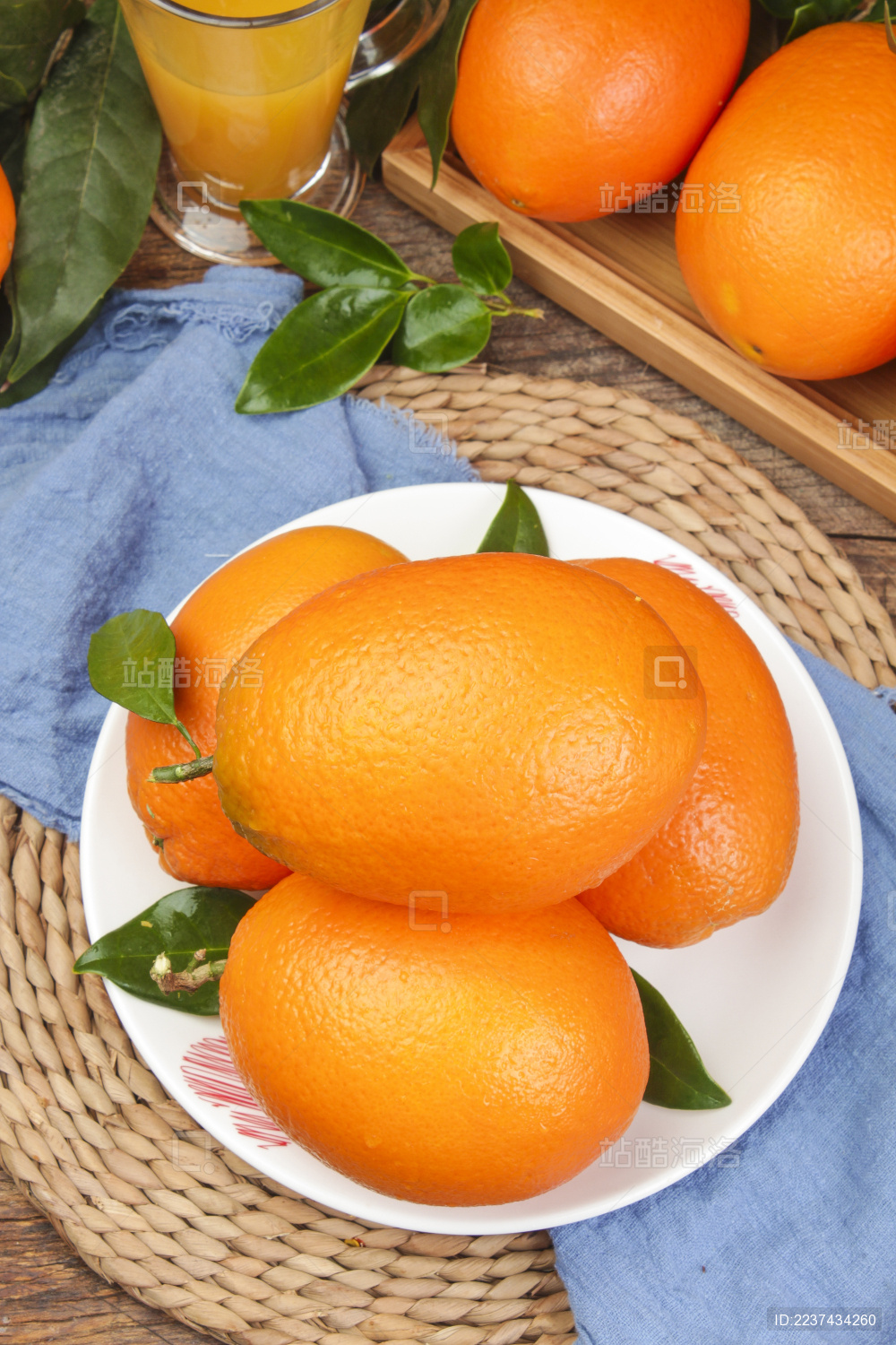 藤编上放着一盘纽荷尔脐橙
