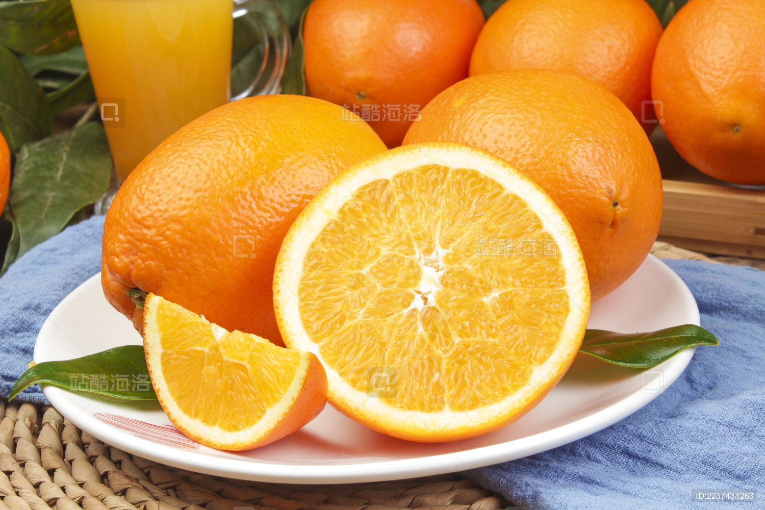 藤编上放着一盘纽荷尔脐橙和脐橙果肉