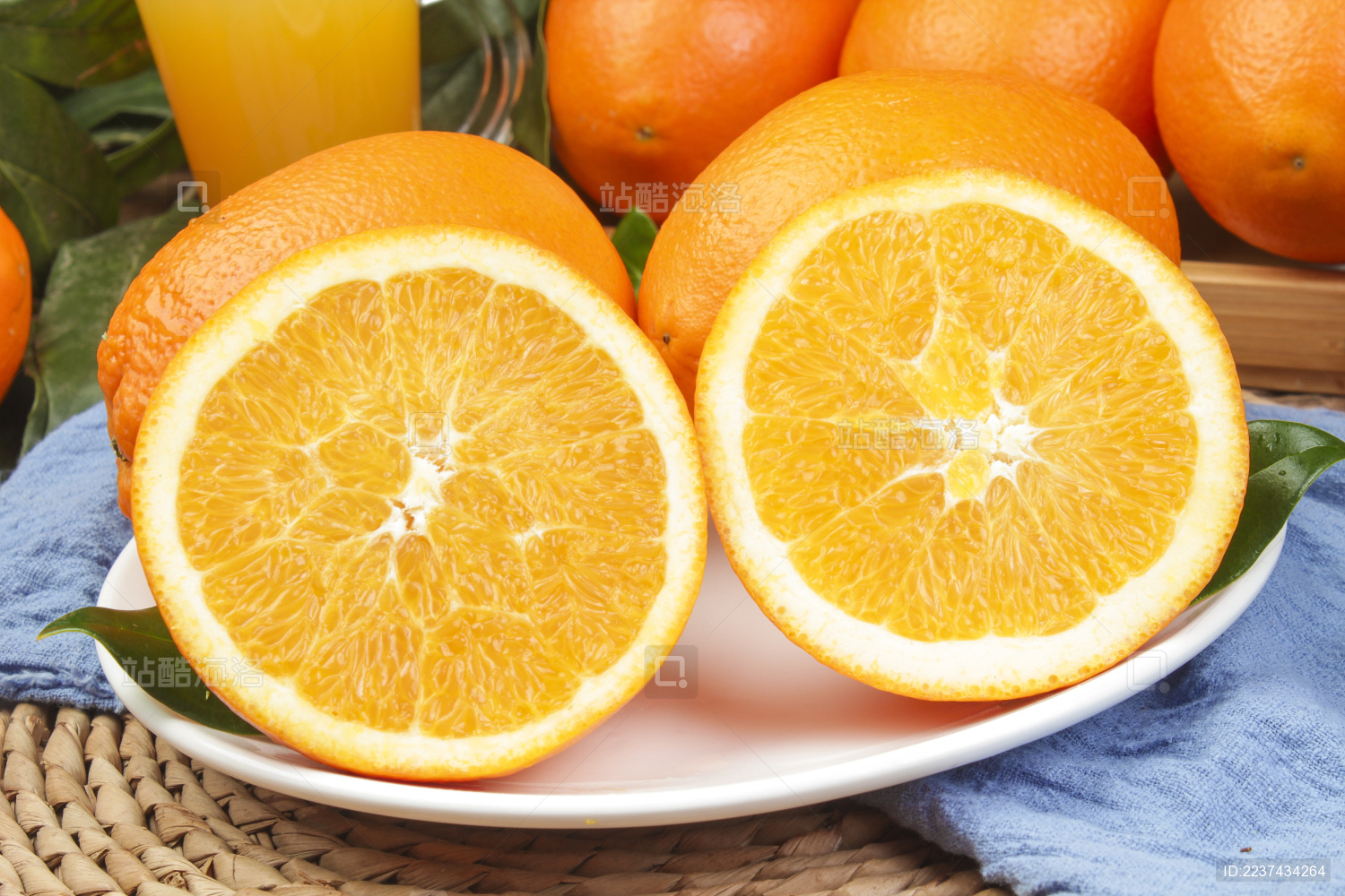 藤编上放着一盘纽荷尔脐橙和脐橙切面