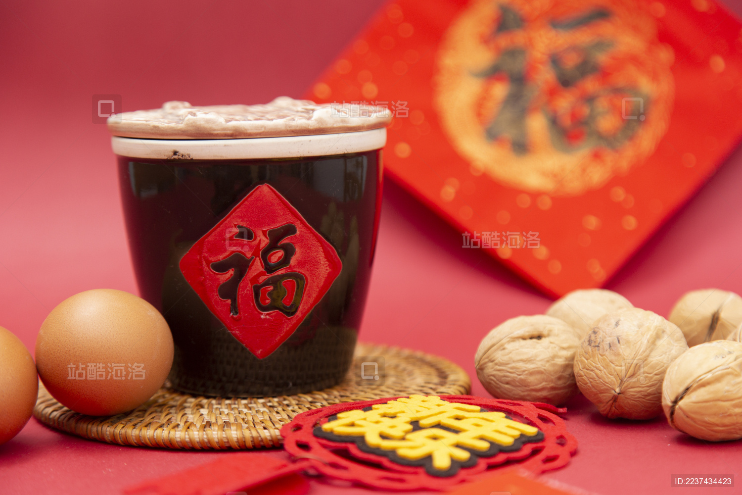 中国传统节日春节的喜庆气氛和对联