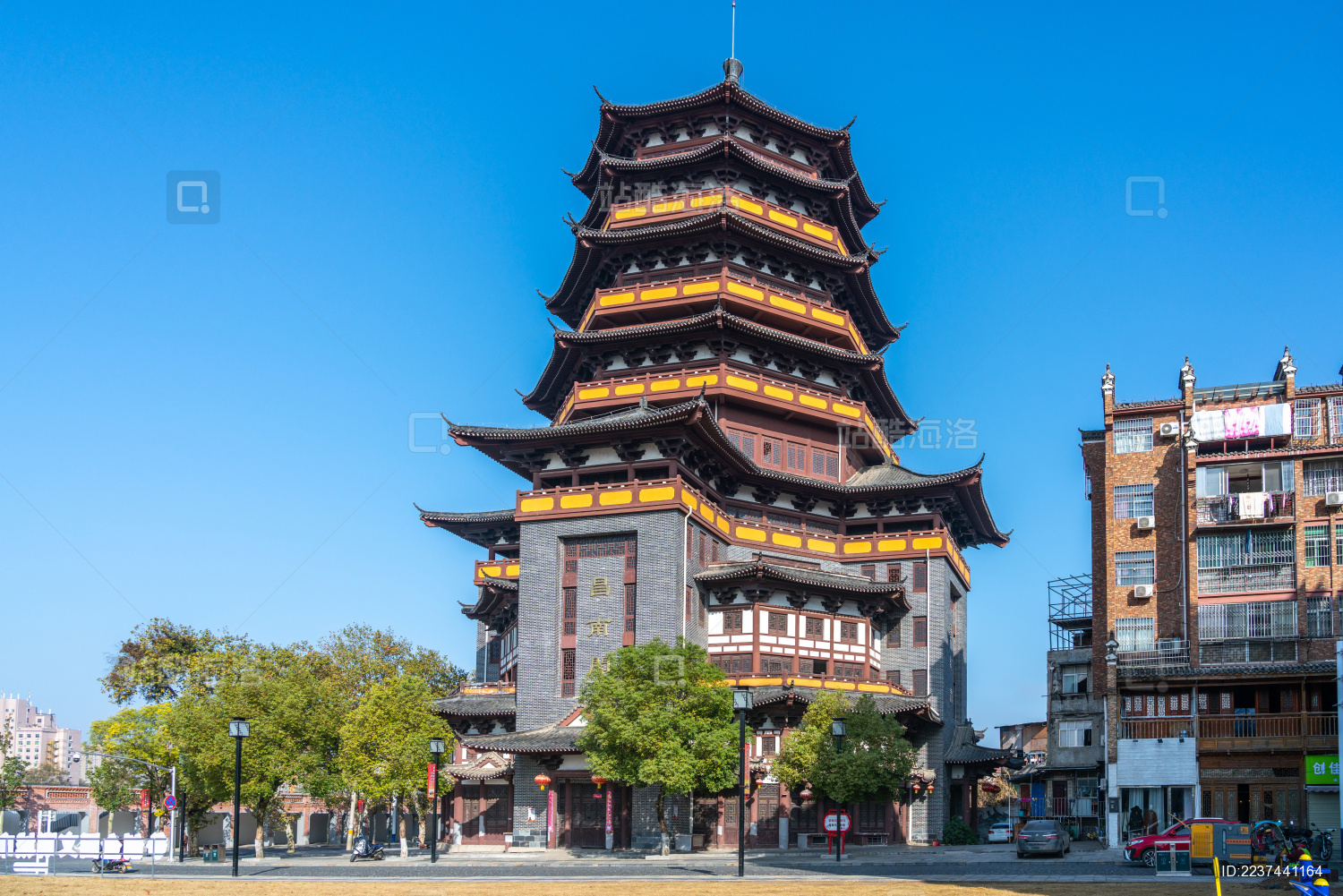 江西省景德镇市昌河边的昌南阁