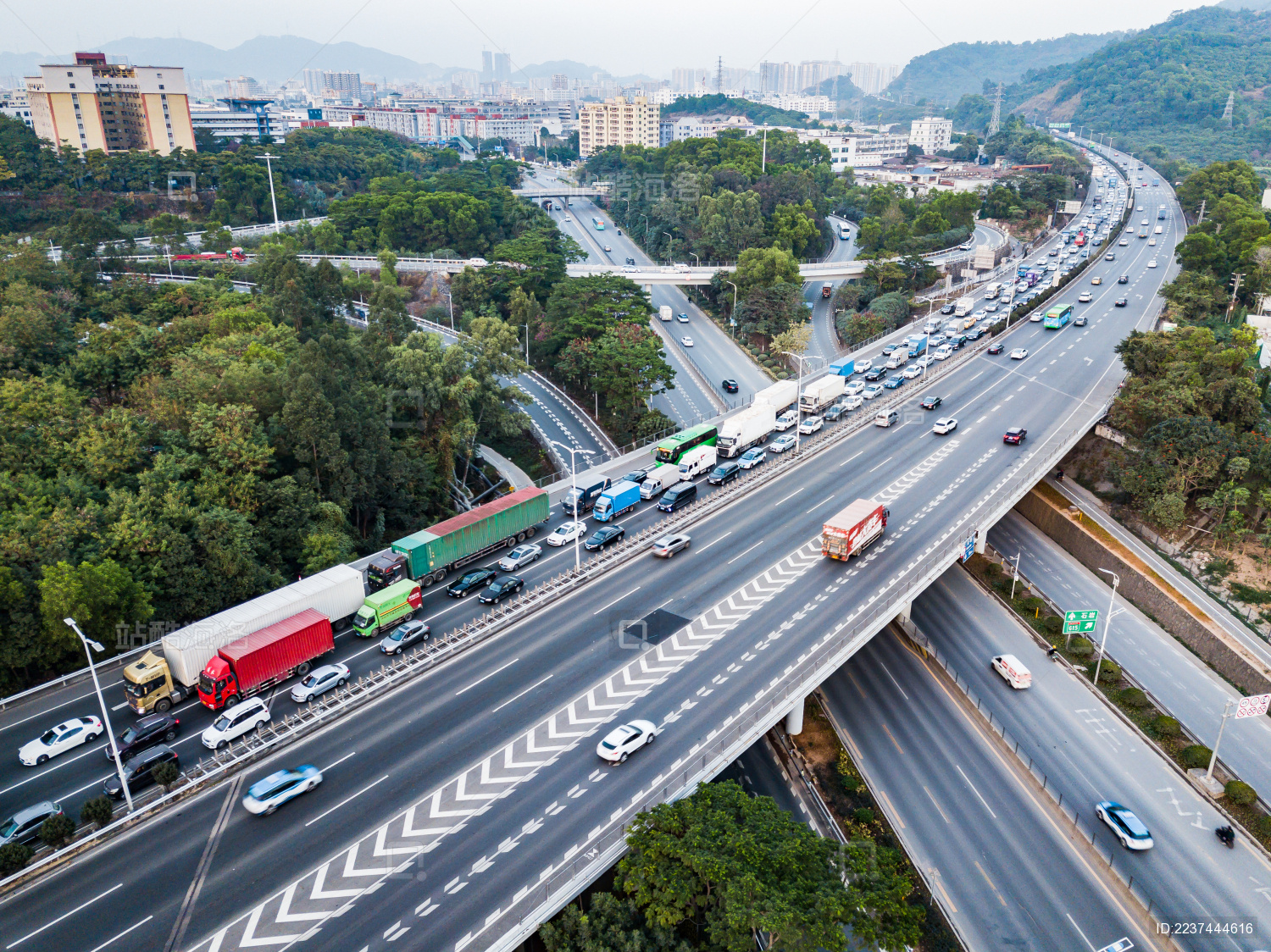 中国广东深圳石岩松白路和沈海高速航拍