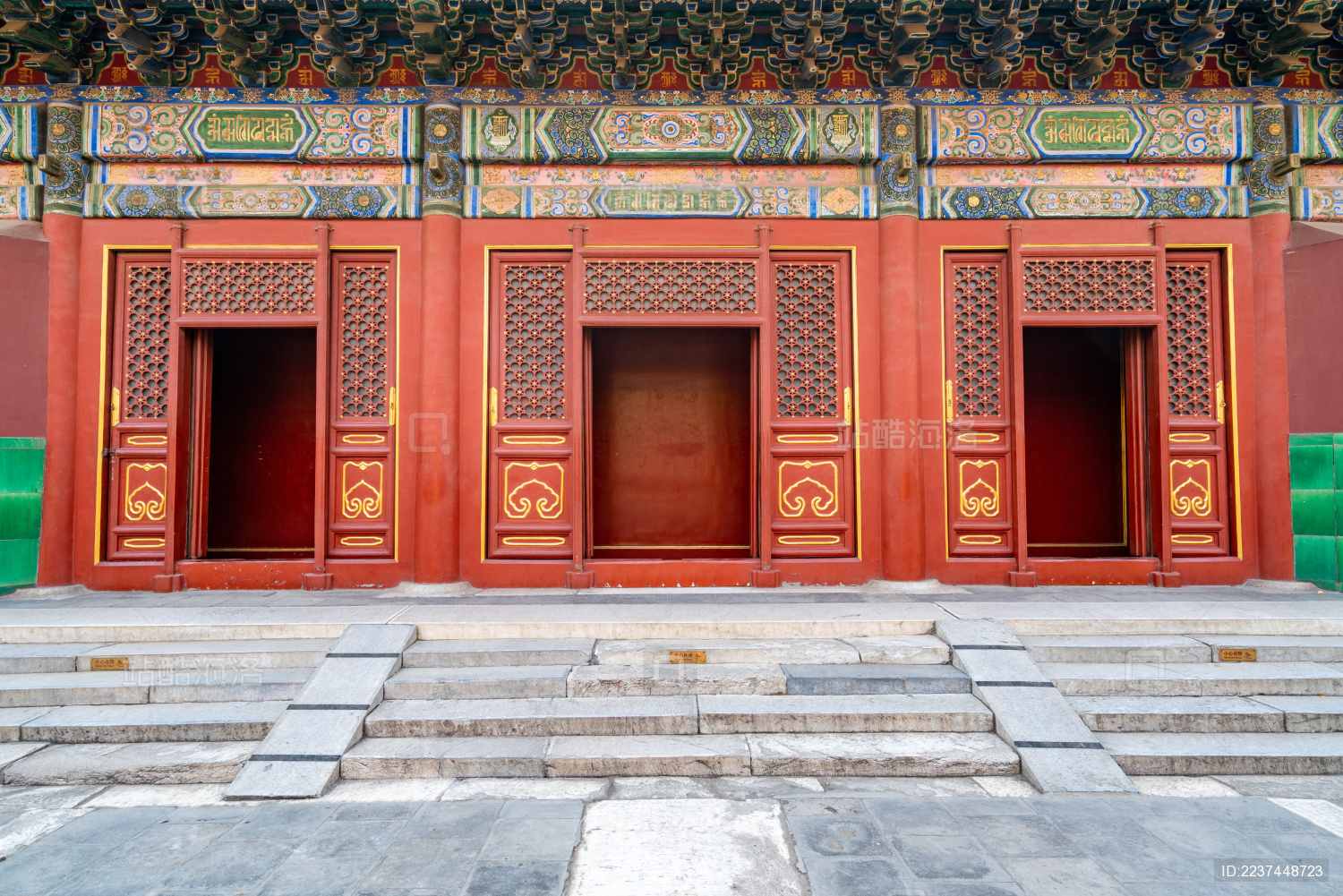 北京雍和宫宫殿传统红色大门
