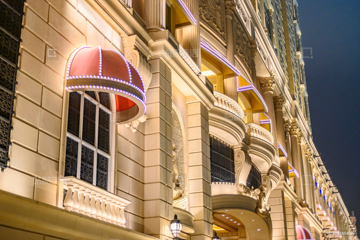 中国澳门巴黎人酒店建筑夜景窗户