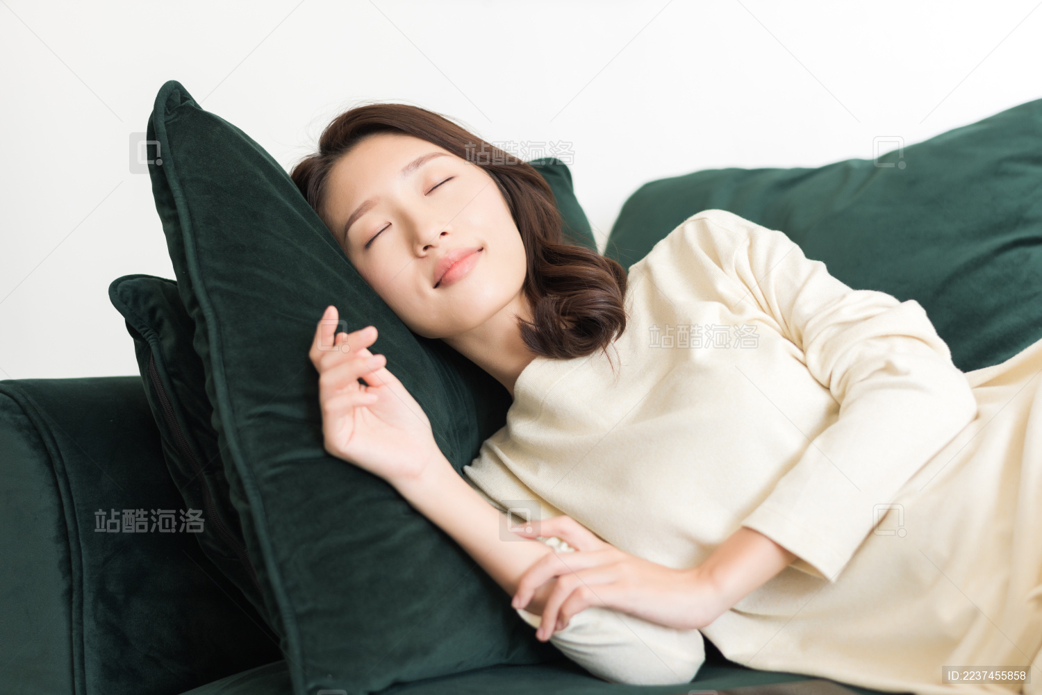 年轻女士躺在沙发上休息