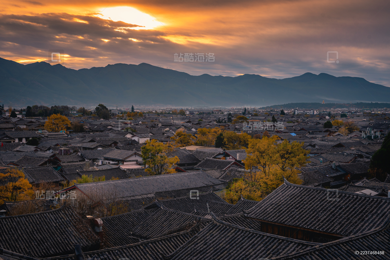 中国云南省丽江市古城日落全景