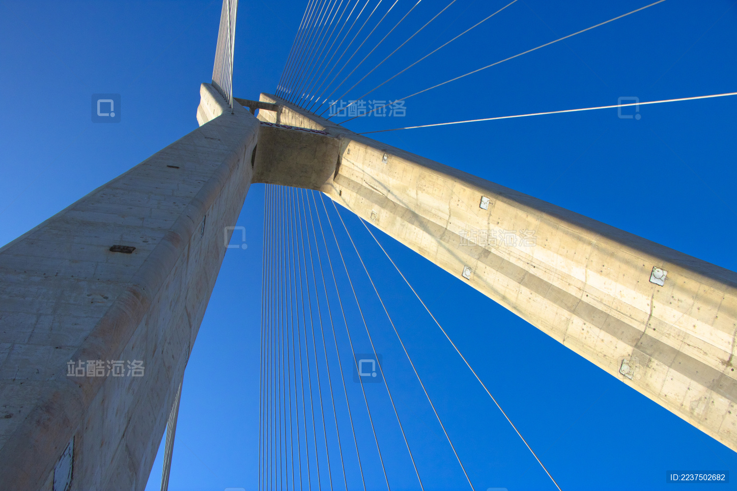 中国海南洋浦经济开发区蓝天下的洋浦大桥