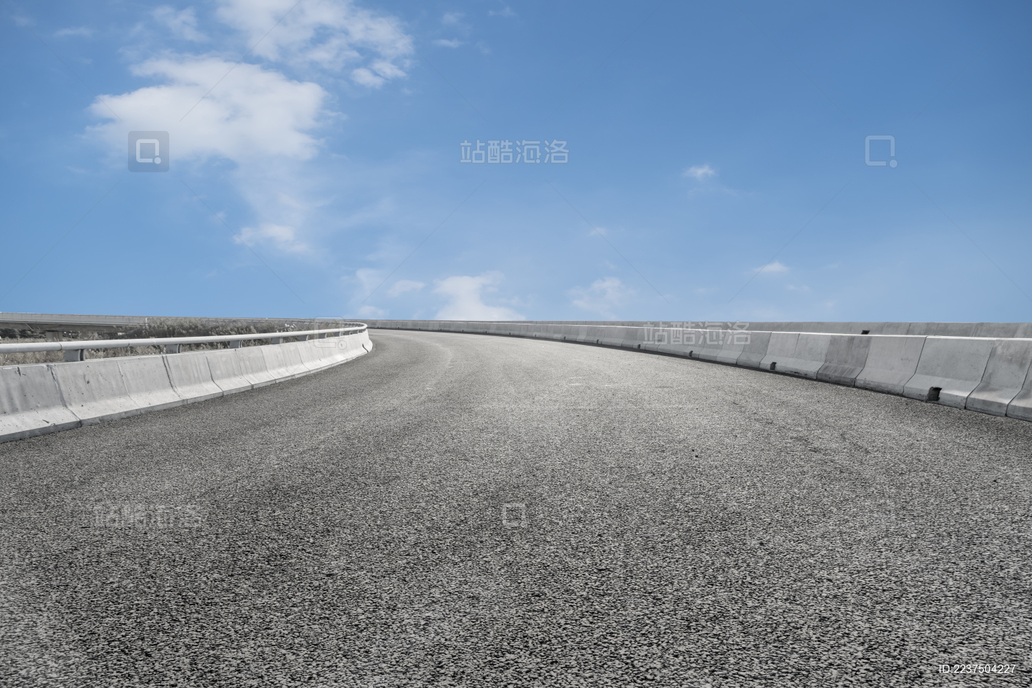 高速公路天际线和空的前景