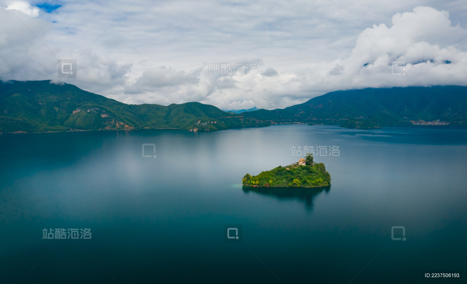 云南泸沽湖洛克岛风光