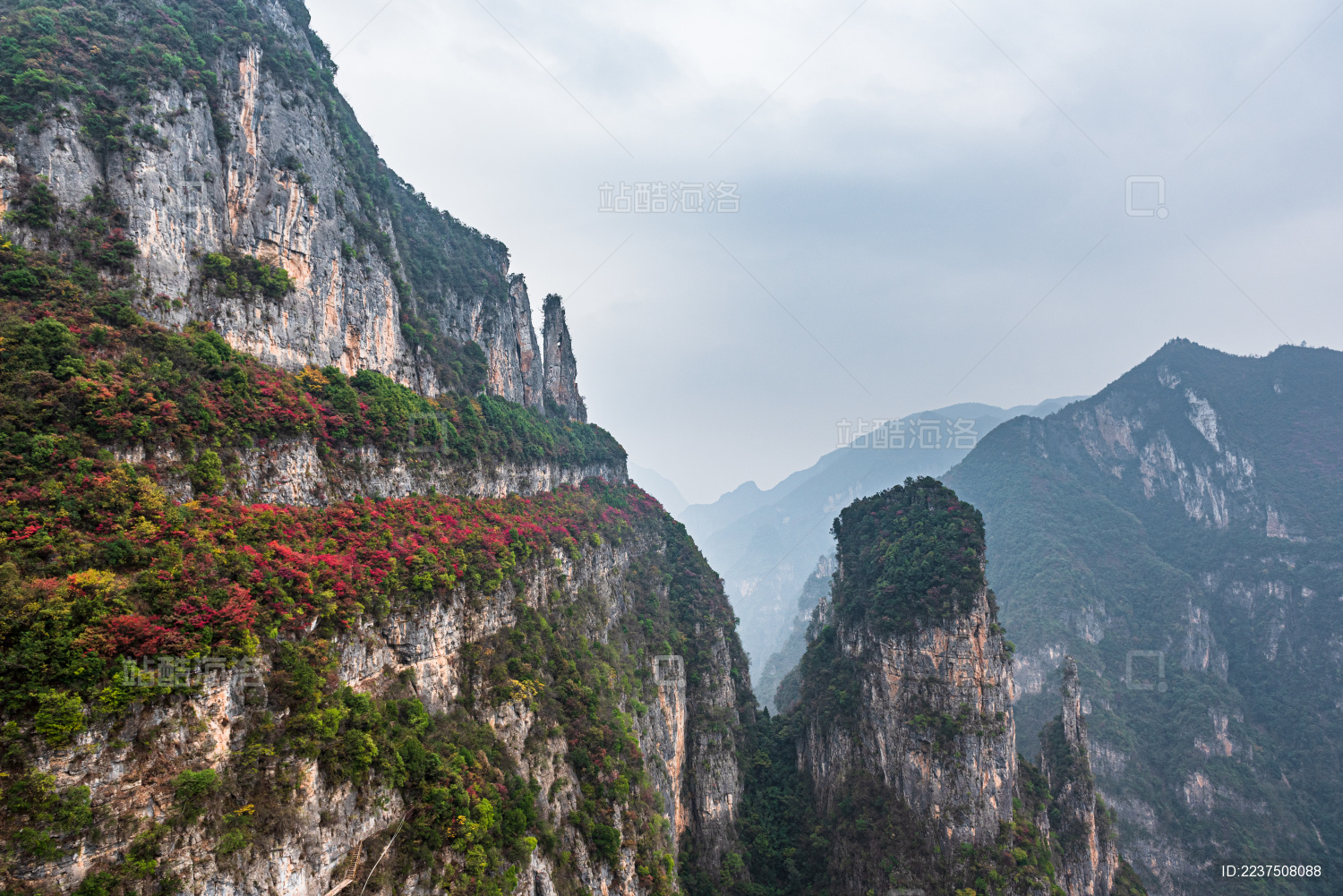 雨雾天气下的巫山十二峰-净坛峰