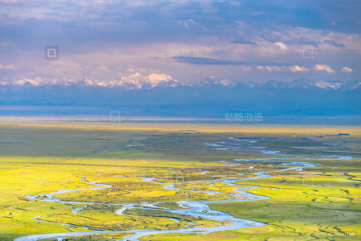 中国新疆巴音布鲁克湿地与天山