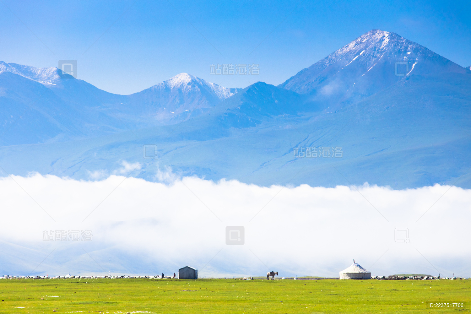 中国新疆巴音布鲁克草原的蒙古包与流云