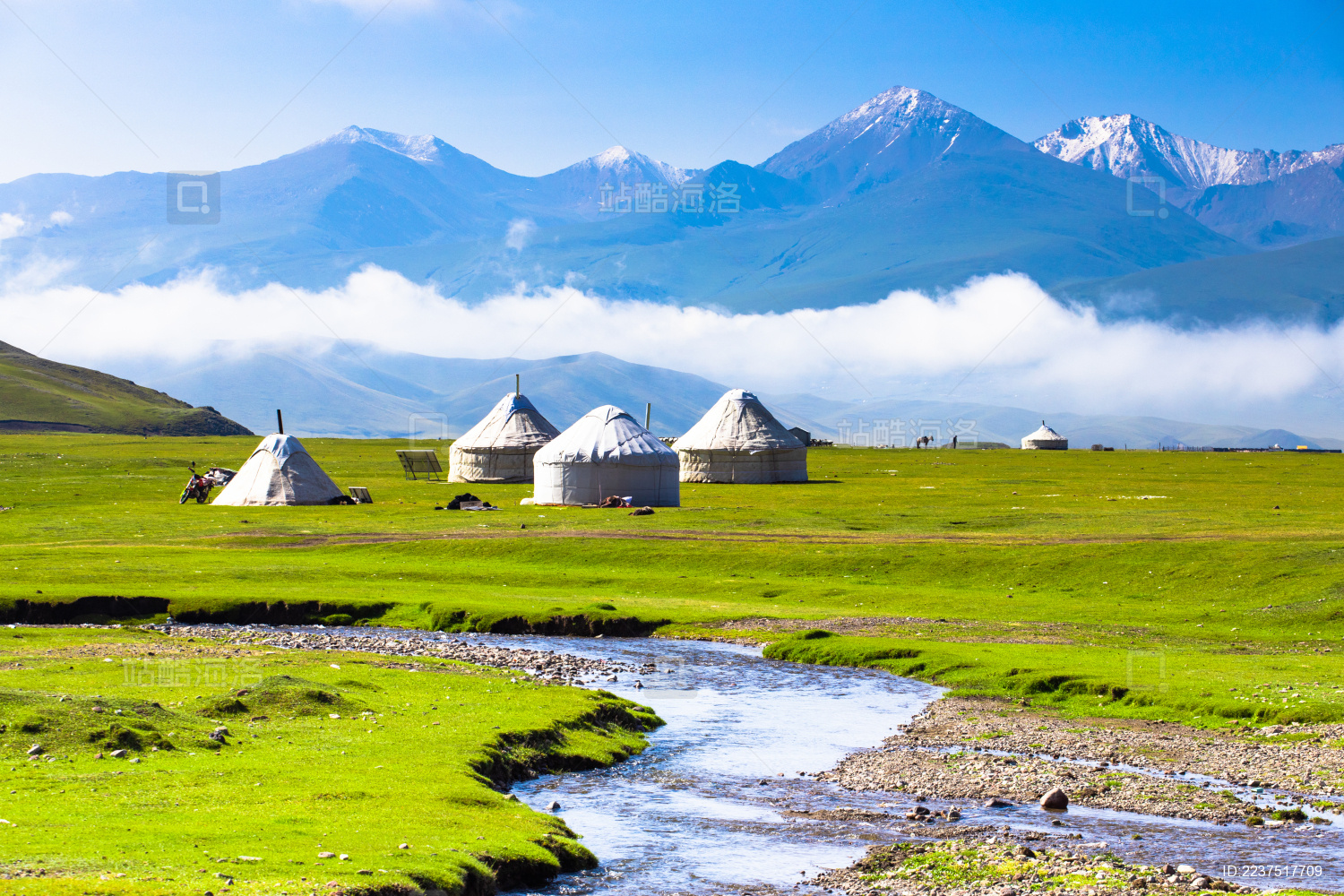 中国新疆巴音布鲁克草原的溪流与蒙古包