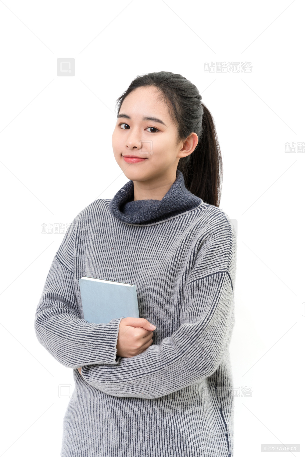 扎马尾抱着书本的年轻女生