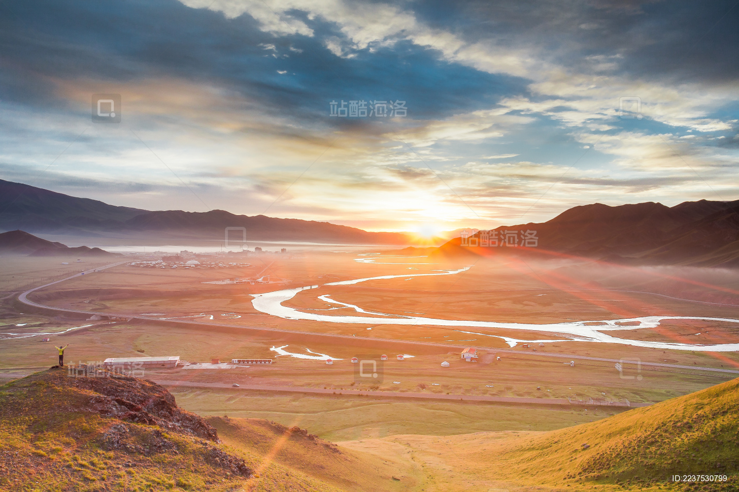 中国新疆巴音布鲁克草原小镇的日出