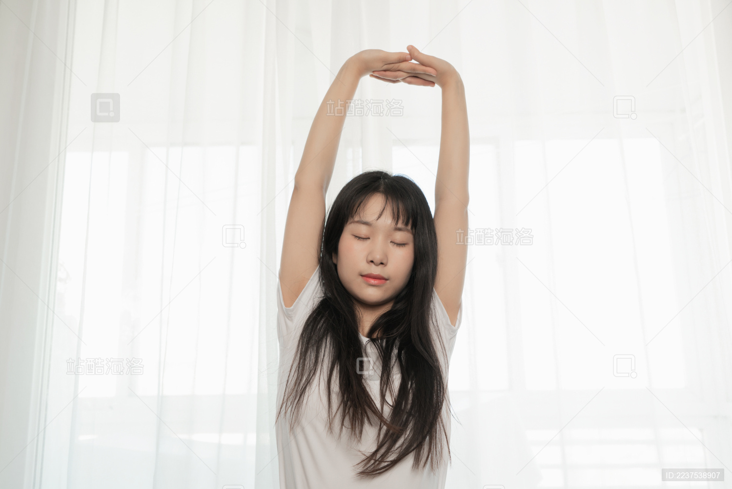 中国年轻女生在卧室伸懒腰