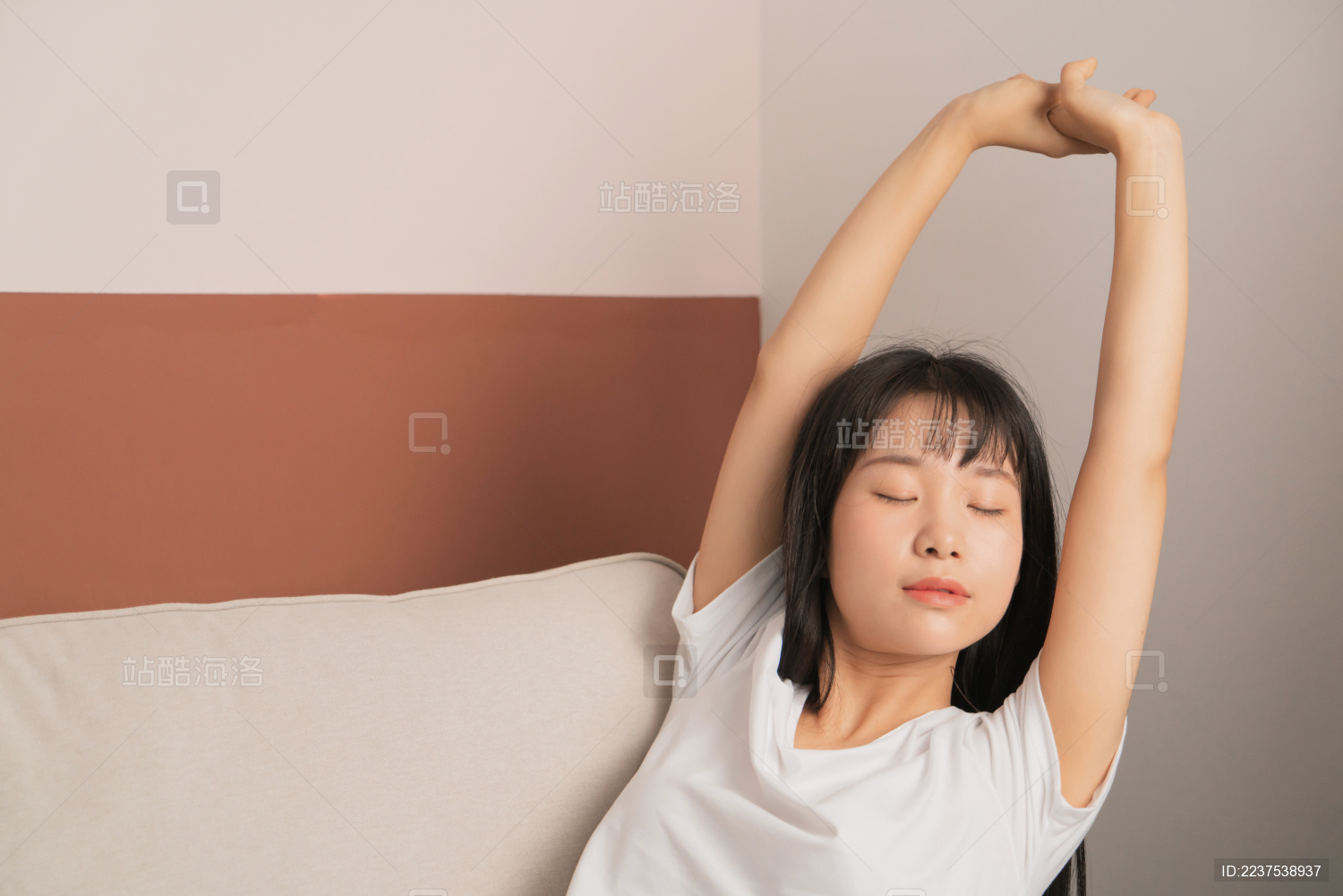 中国年轻女生在家里伸懒腰