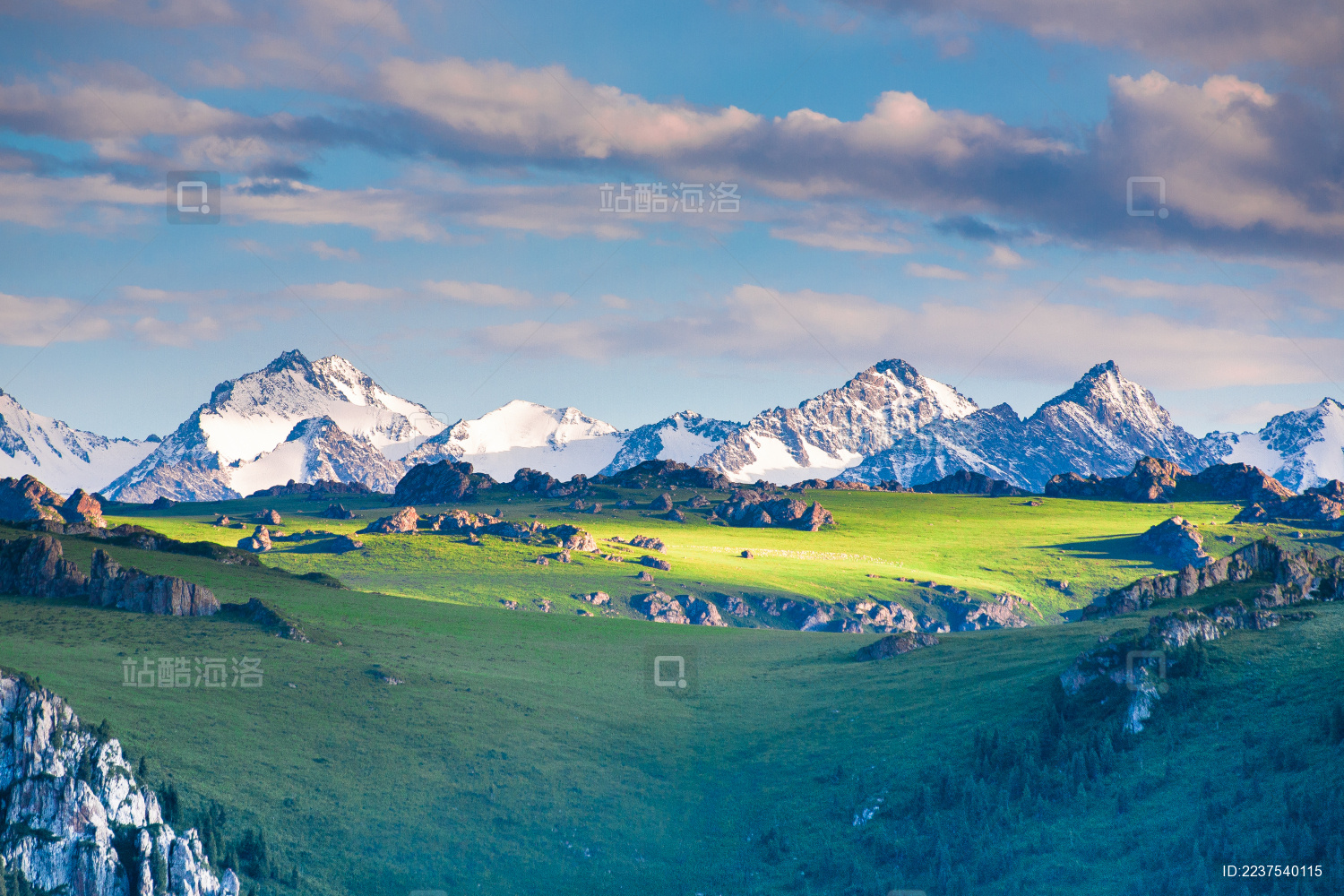 中国新疆巴音布鲁克高山草原日落景观