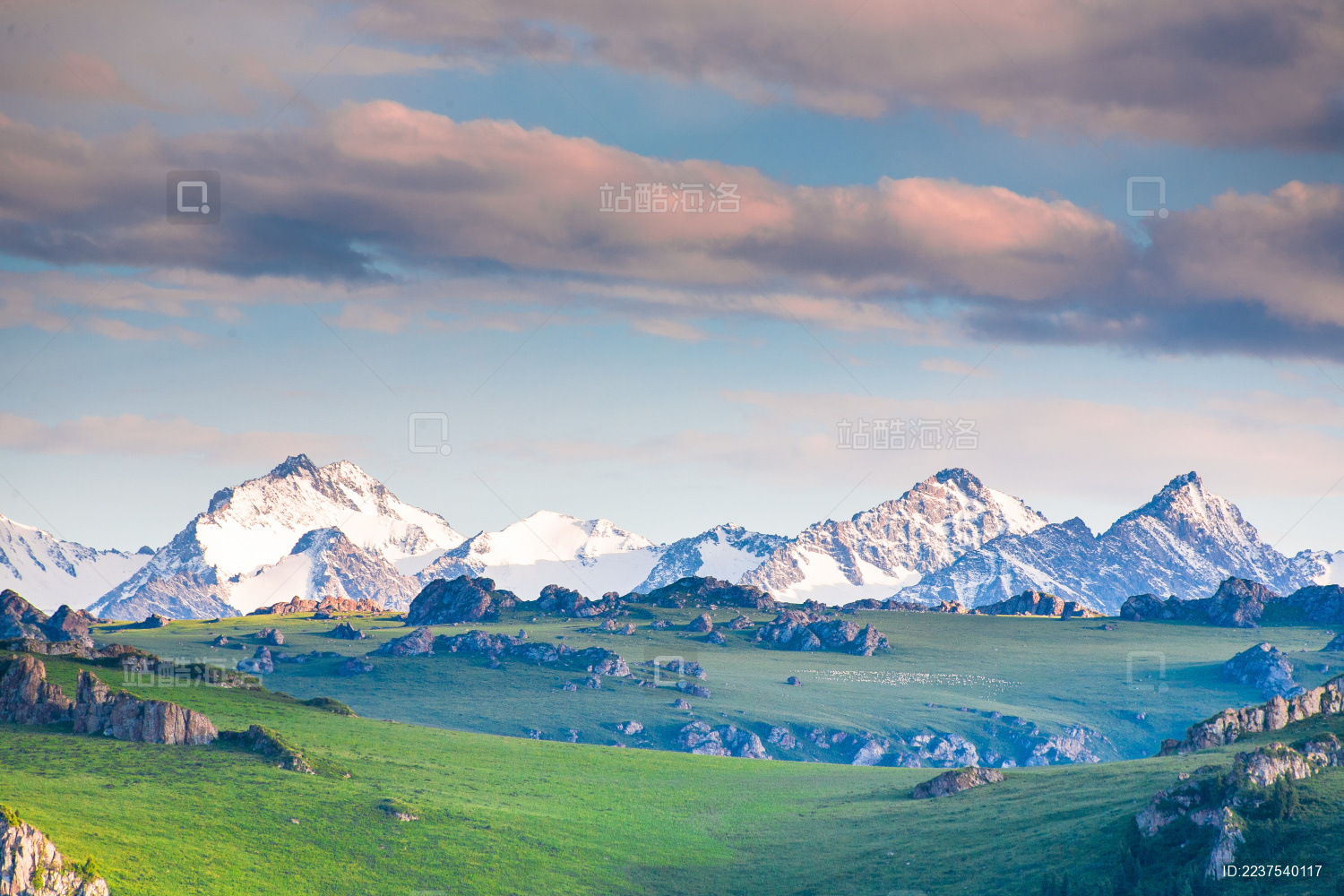 中国新疆巴音布鲁克高山草原日落景观