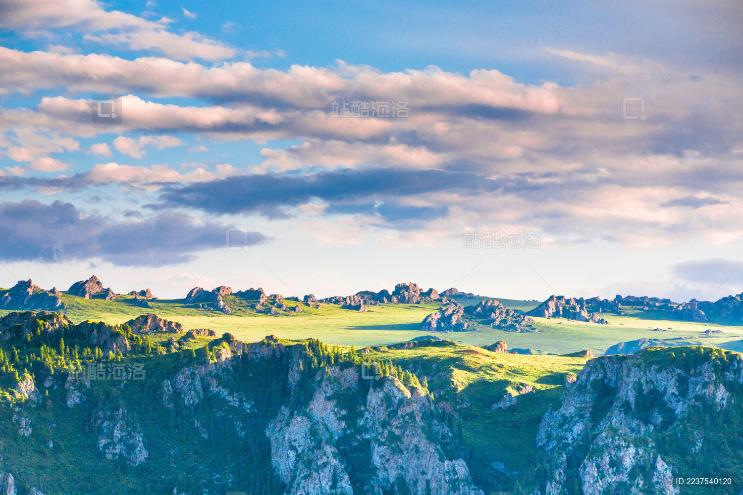 中国新疆巴音布鲁克高山草原日落景观