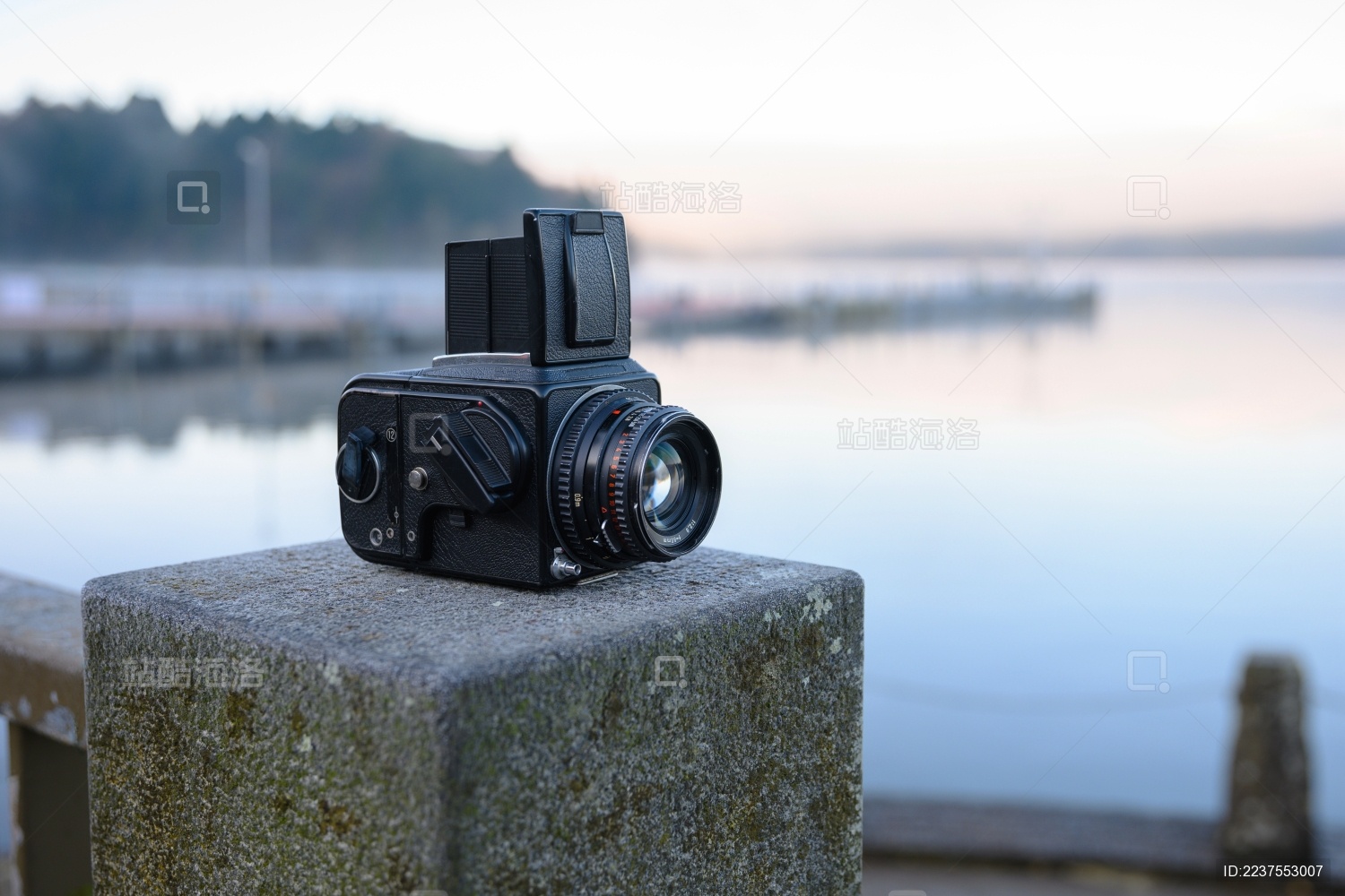 摆在日本箱根水岸边的中画幅胶片相机