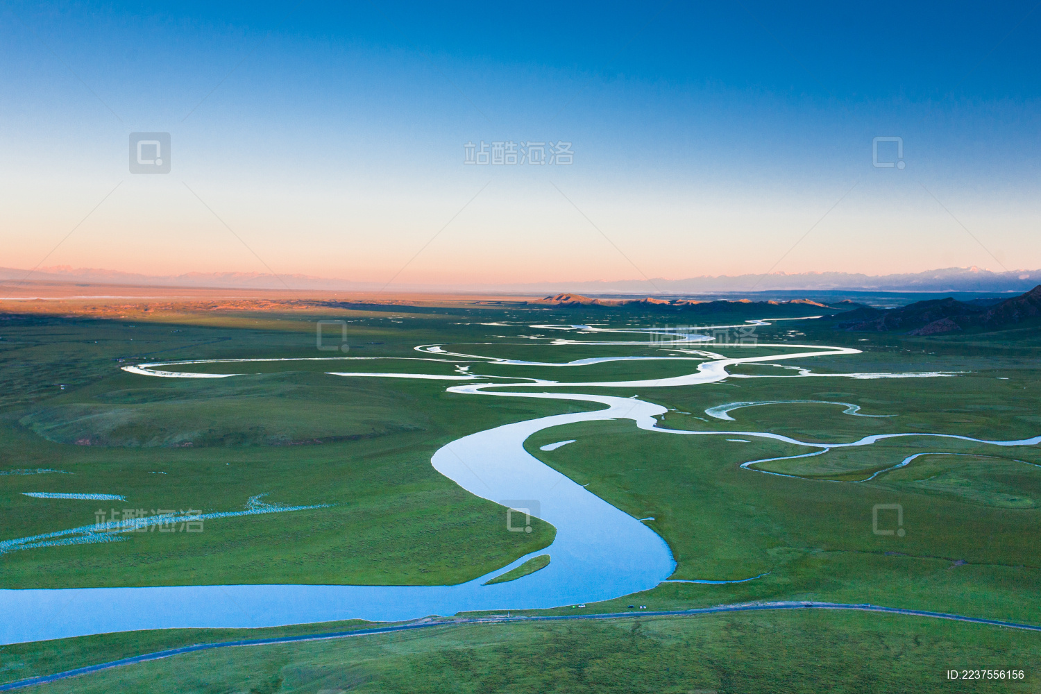 中国新疆巴音布鲁克草原开都河湿地景观