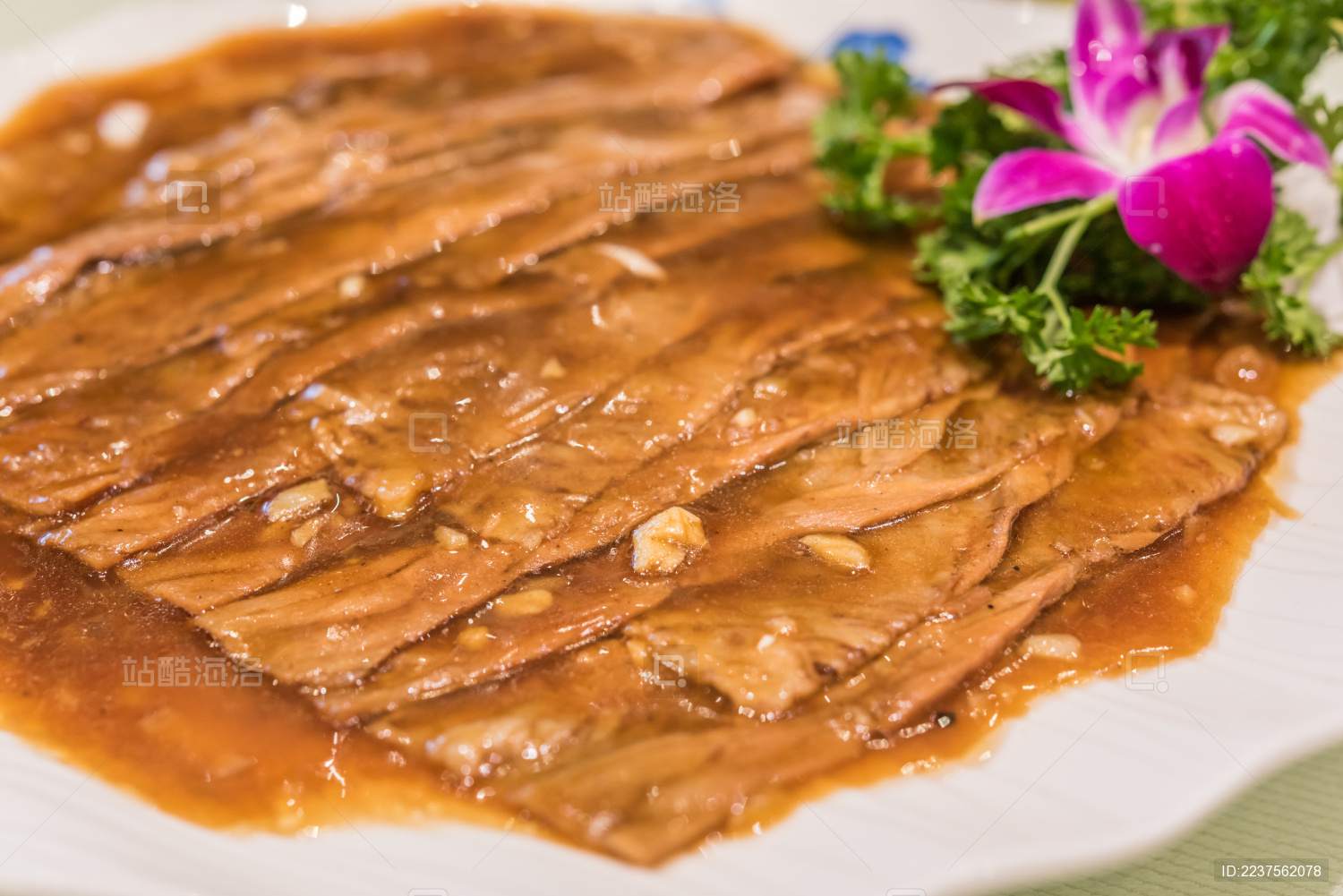 一盘扒肉条特写