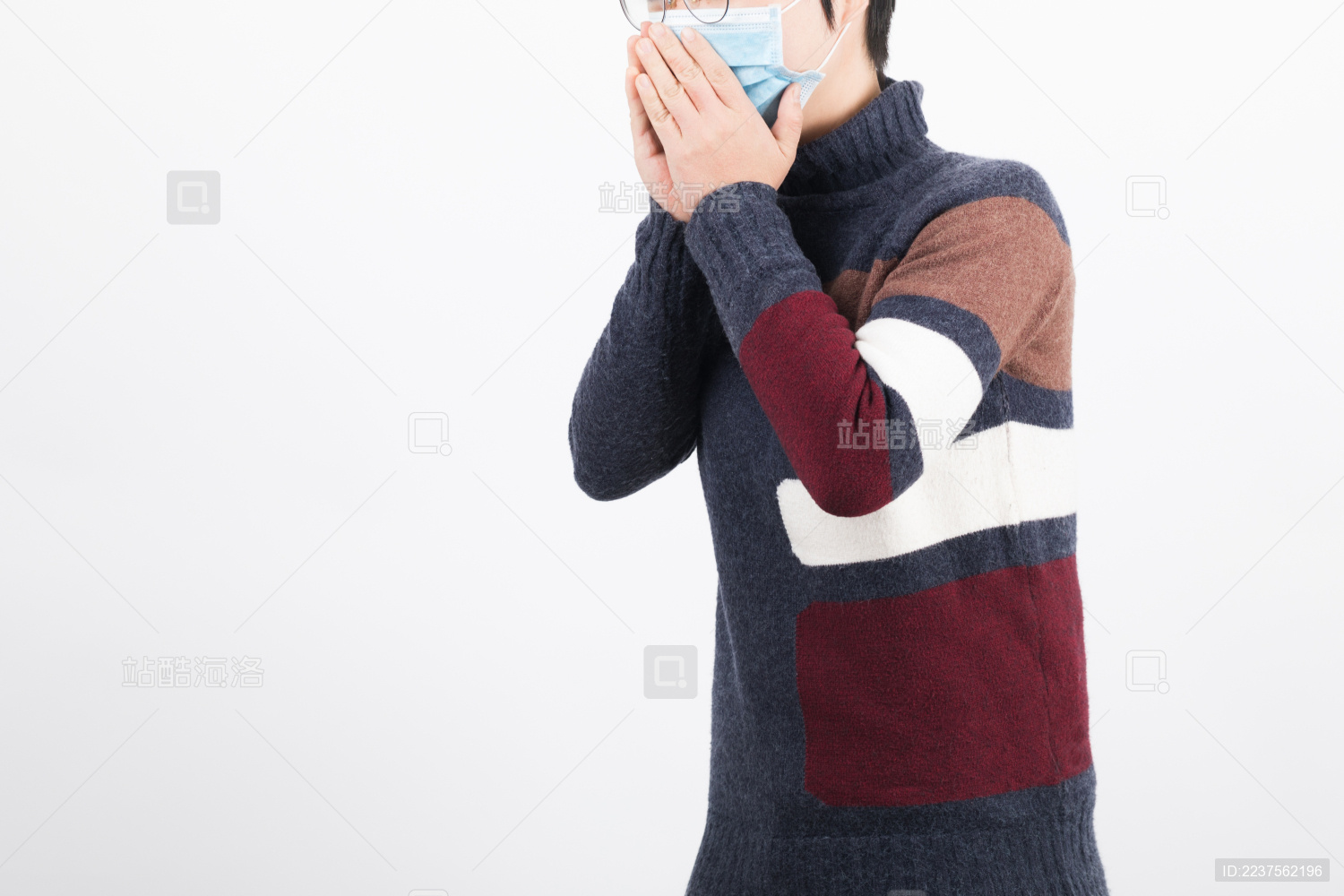 捂着嘴咳嗽的人