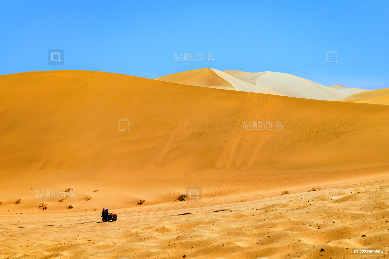 中国甘肃酒泉敦煌鸣沙山的沙漠沙山自然风光