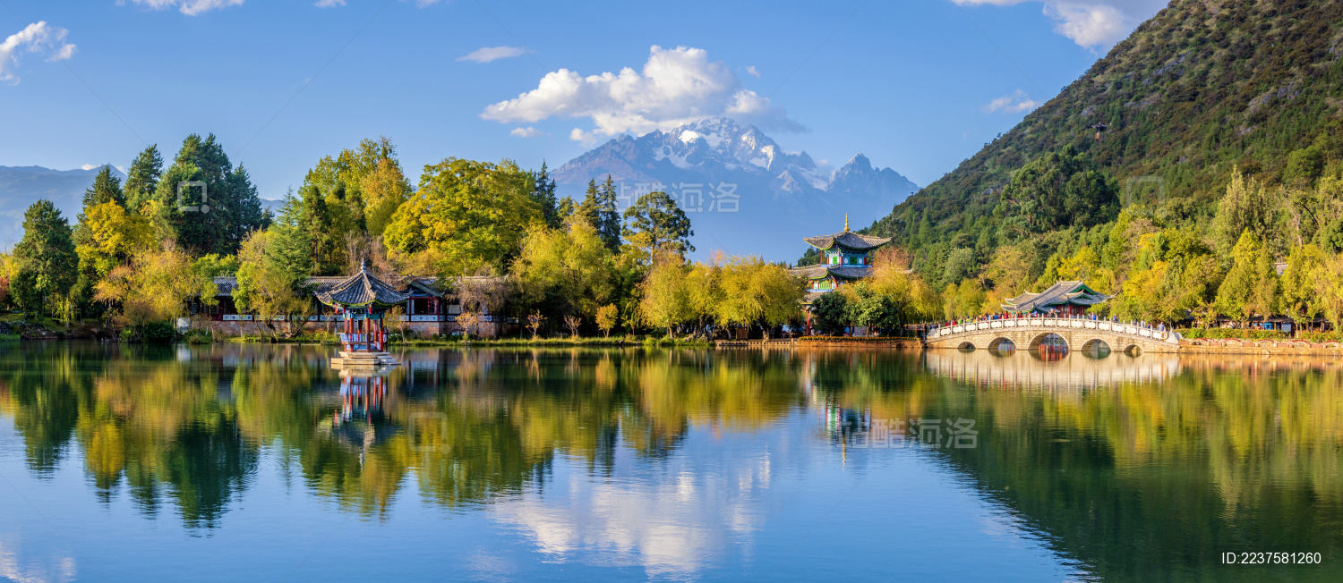 中国云南省丽江市黑龙潭公园全景风光