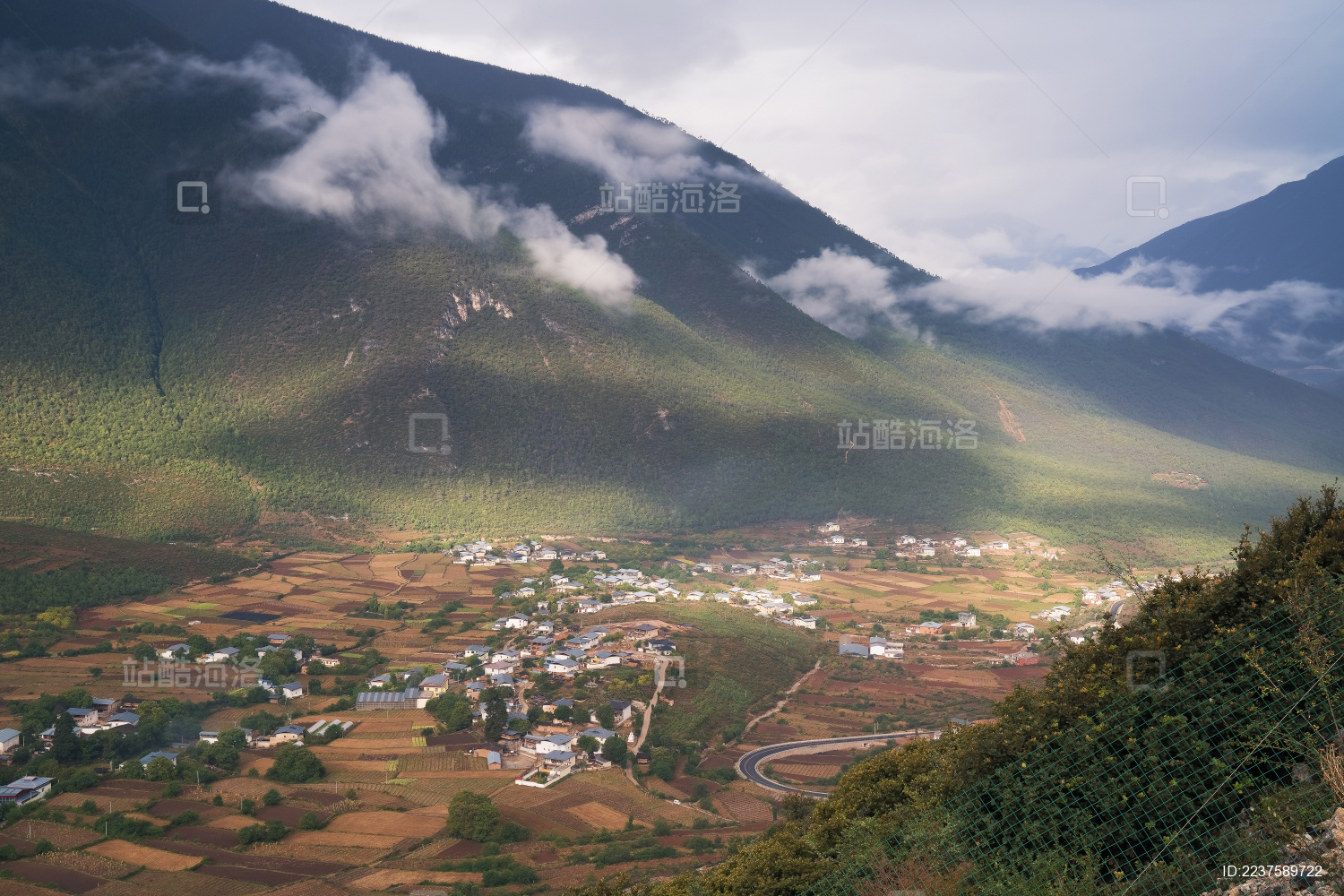 云南滇藏线公路沿线的山脉和峡谷风光