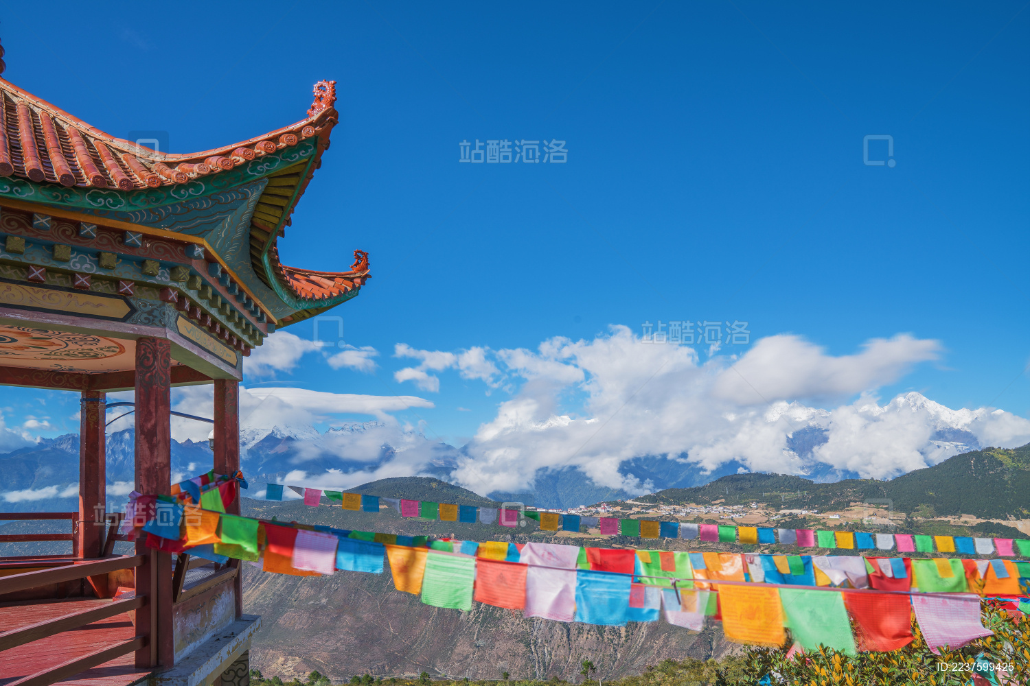 云南省德钦县梅里雪山的雾浓顶观景台风光