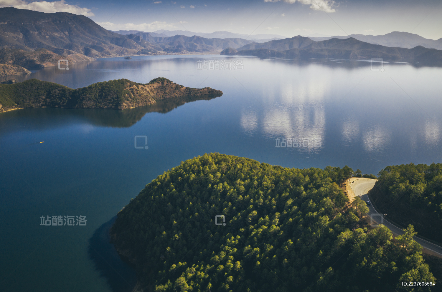 云南丽江泸沽湖海鸥与地貌