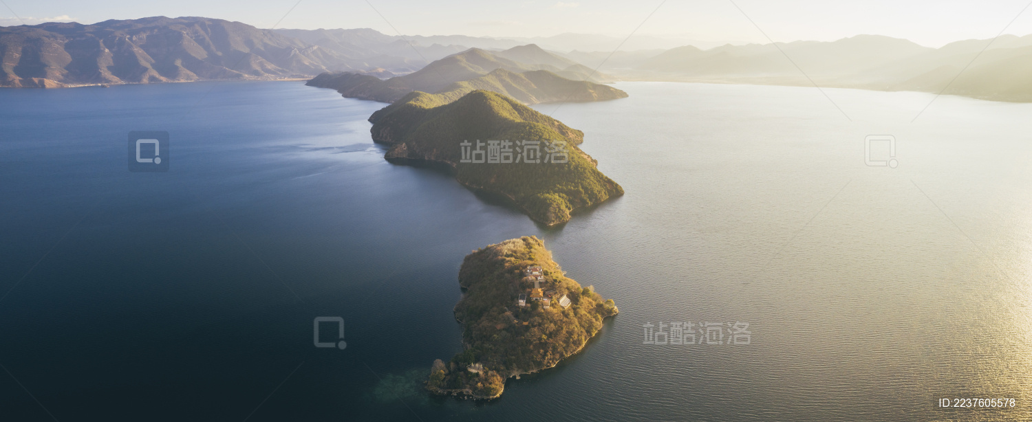 云南丽江泸沽湖海鸥与地貌