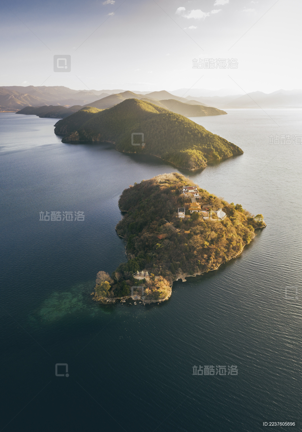 云南丽江泸沽湖海鸥与地貌