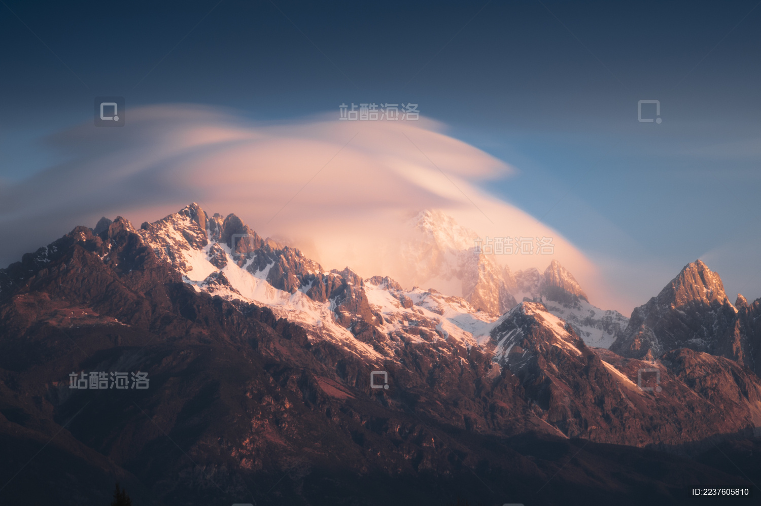 云南丽江玉龙雪山晚霞晨曦