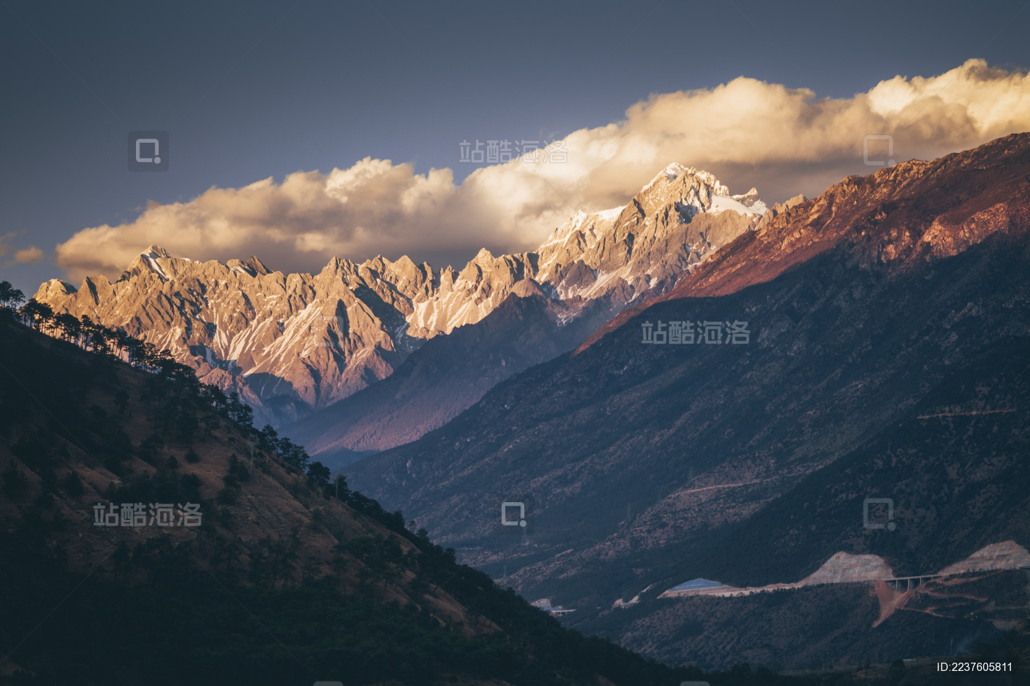 云南丽江玉龙雪山晚霞晨曦