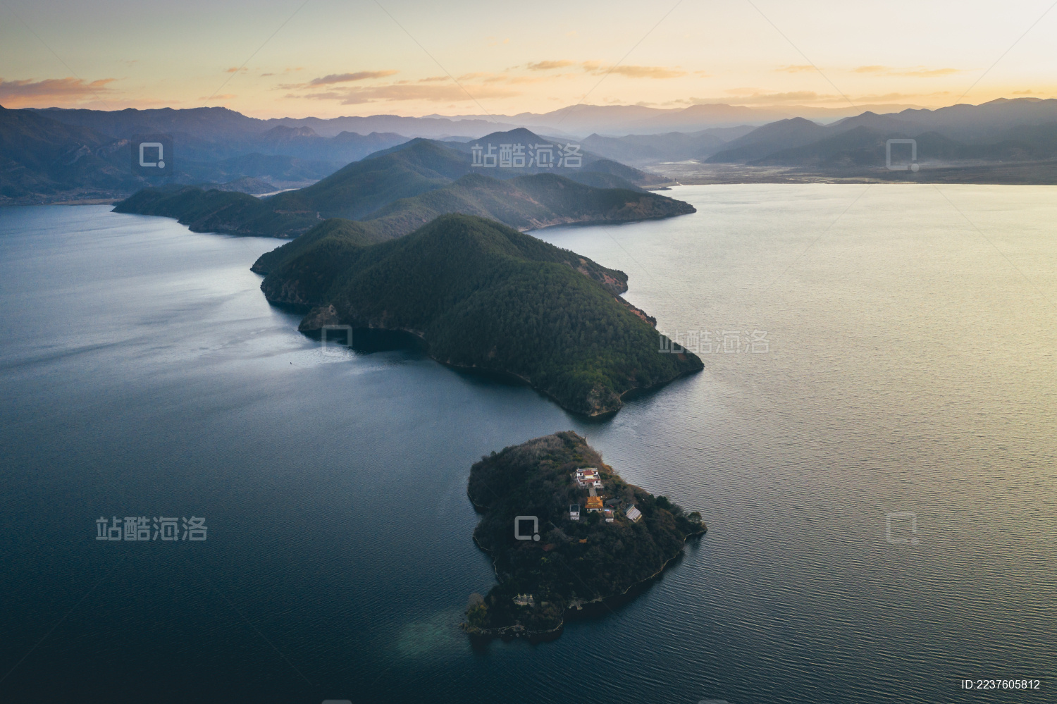 云南丽江泸沽湖海鸥与地貌