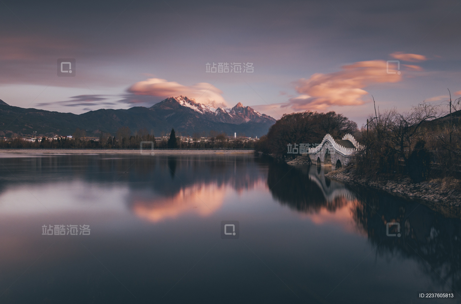 云南丽江玉龙雪山晚霞晨曦