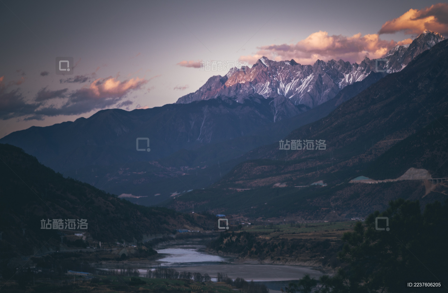 云南丽江玉龙雪山晚霞晨曦
