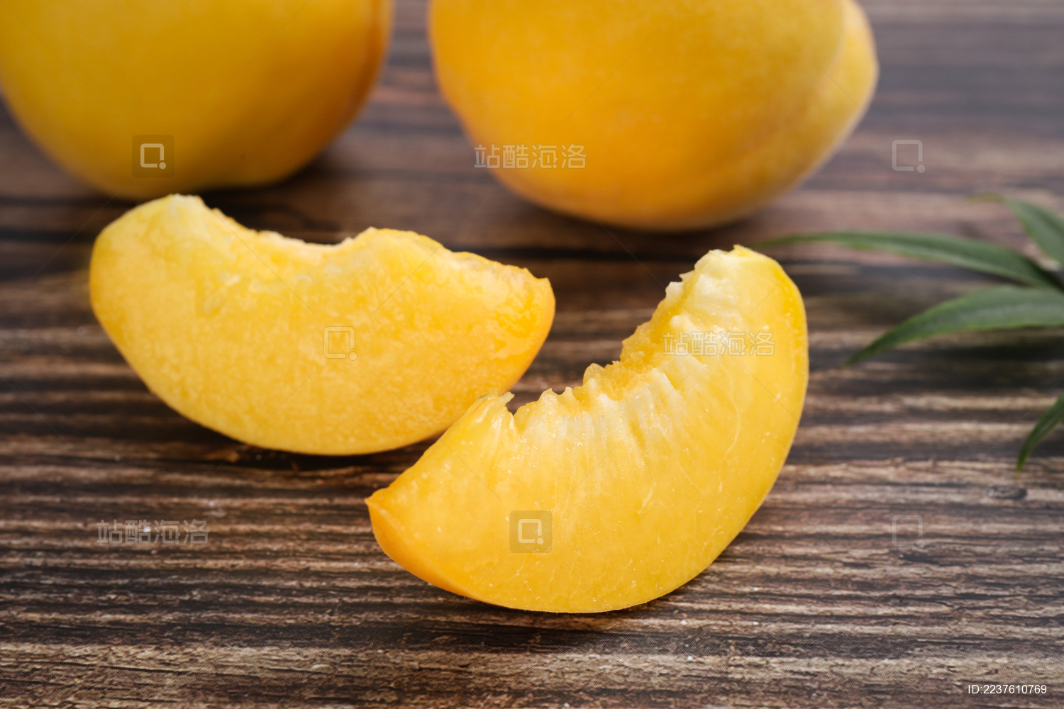 放在木纹背景上切开的新鲜黄桃